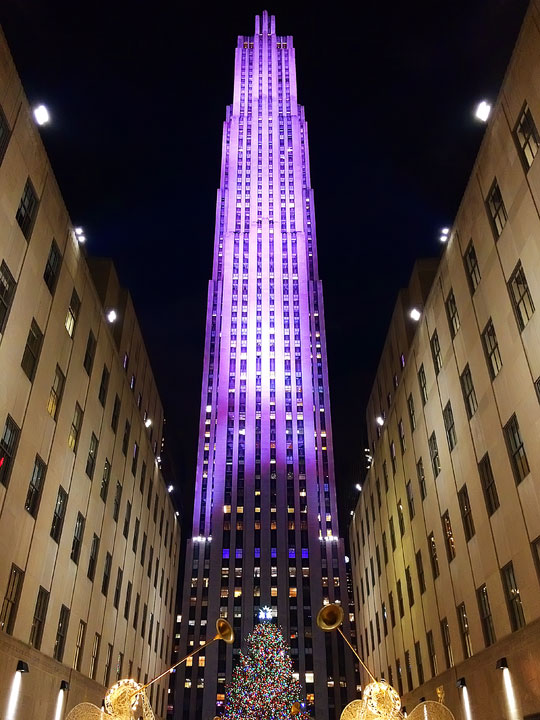 Plan the Ultimate Weekend in NYC at Christmas. A checklist to help you see and do everything in NYC in one weekend for the perfect NYC Christmas experience.