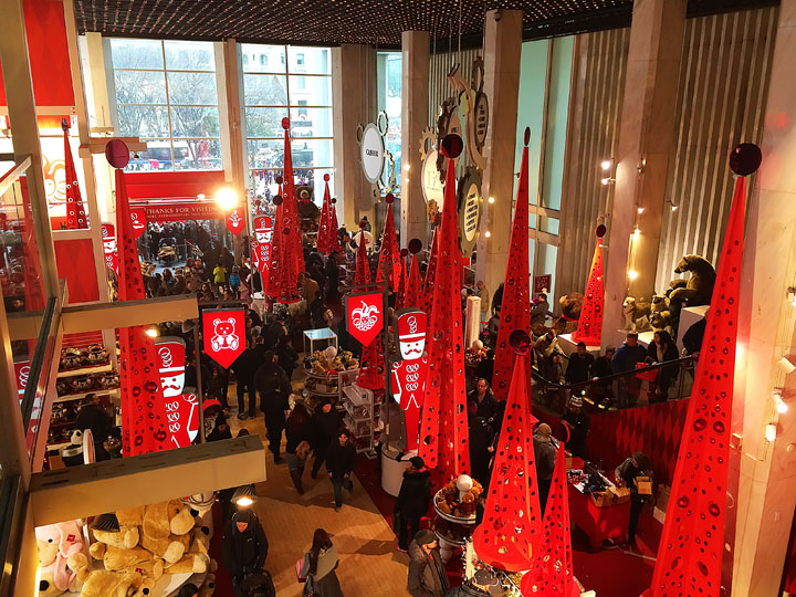 Plan the Ultimate Weekend in NYC at Christmas. A checklist to help you see and do everything in NYC in one weekend for the perfect NYC Christmas experience.