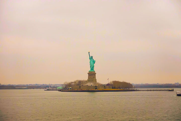 Plan the Ultimate Weekend in NYC at Christmas. A checklist to help you see and do everything in NYC in one weekend for the perfect NYC Christmas experience.